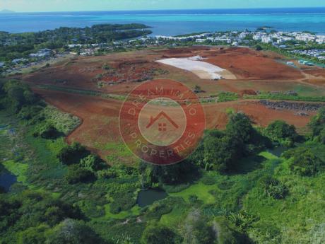 BEAUX TERRAINS RESIDENTIELS SUR UN GOLF & A 2 PAS DE LA MER – ILE MAURICE