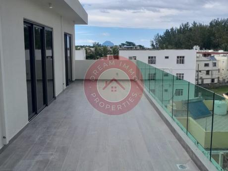 TRES PROCHE MER ! BEAU PENTHOUSE AVEC APERCU MER A FLIC EN FLAC – ILE MAURICE
