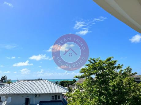 VUE MER ! BEAU PENTHOUSE 3 CHAMBRES ENTRE MER & GOLF A AZURI – ILE MAURICE