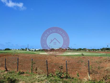 BEAU TERRAIN RESIDENTIEL SITUE AU VILLAGE D’AZURI AVEC VUE SUR LE GOLF – ILE MAURICE