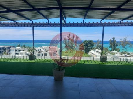 PENTHOUSE VUE LAGON AVEC TOIT-TERRASSE A 100 M DE LA PLAGE A FLIC EN FLAC – ILE MAURICE