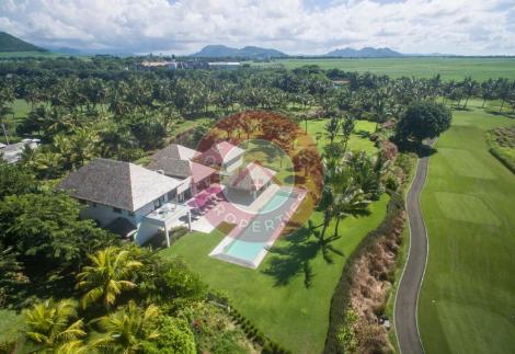 REVENTE PRESTIGIEUSE VILLA AVEC VUE SUR GOLF, LAGON ET ILE AUX CERFS A ANAHITA RESORT