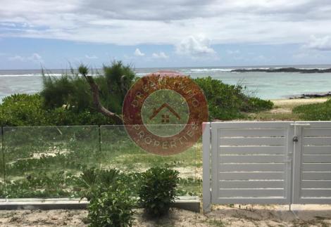 PIEDS DANS L’EAU ! BEL APPARTEMENT VUE MER SUR LA COTE EST – ILE MAURICE