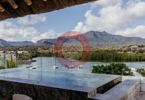 ENTRE MER & MONTAGNE !! PENTHOUSE BORD DE L’EAU FACE BALISE MARINA A RIVIERE NOIRE - ILE MAURICE 