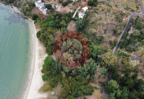 GRAND TERRAIN RÉSIDENTIEL DIRECTEMENT SUR LA PLAGE A BALACLAVA – ILE MAURICE