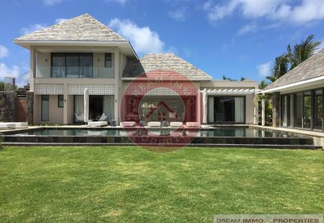 SPLENDIDE VILLA DANS UNE LUXUEUSE RESIDENCE AVEC GOLF ET MER – ILE MAURICE